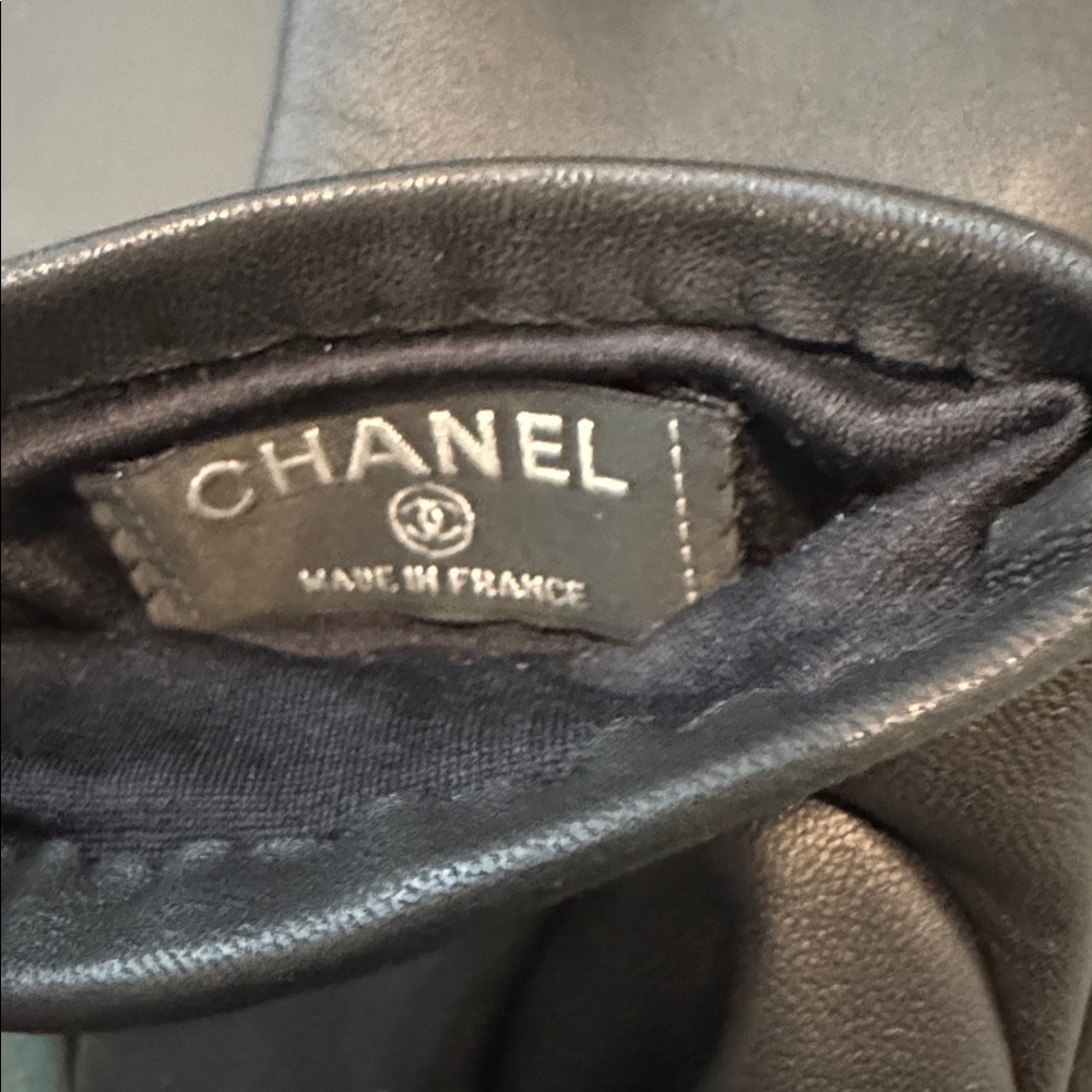 CHANEL CC Black leather Gloves with Pink Details - Picture 12 of 17
